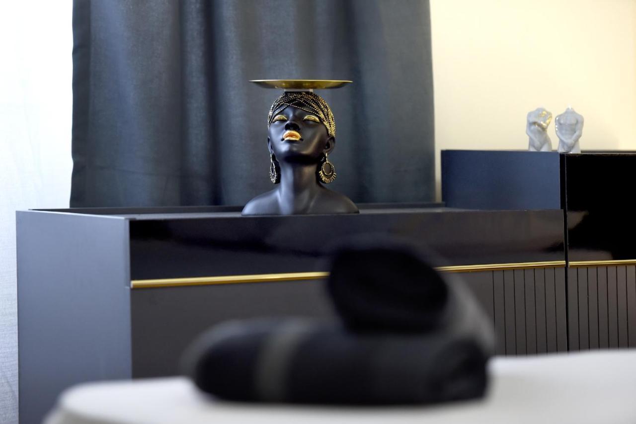 Noir Living 2 Bedroom Appartement